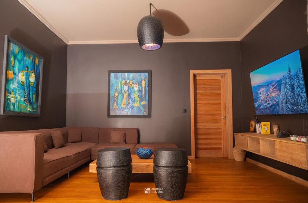 Salon intérieur de la villa avec décoration artisanale malgache